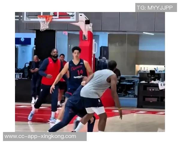 哈登回忆小范甘迪的疯狂举动：更衣柜里的小纸条惊喜不断